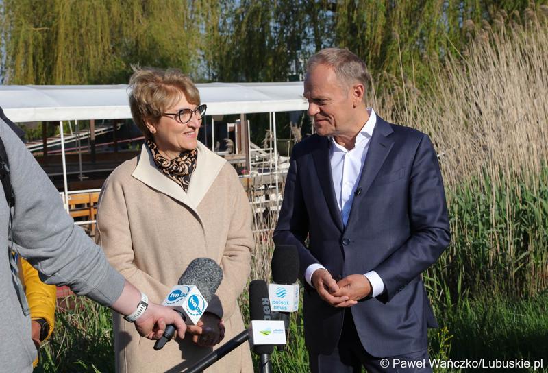 12 maja 2023 r. przy Przystani Tu w Cigacicach marszałek Elżbieta Anna Polak oraz przewodniczący Platformy Obywatelskiej i były premier Donald Tusk spotkali się z przedsiębiorcami związanymi z Odrą