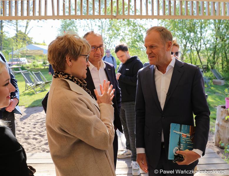12 maja 2023 r. przy Przystani Tu w Cigacicach marszałek Elżbieta Anna Polak oraz przewodniczący Platformy Obywatelskiej i były premier Donald Tusk spotkali się z przedsiębiorcami związanymi z Odrą