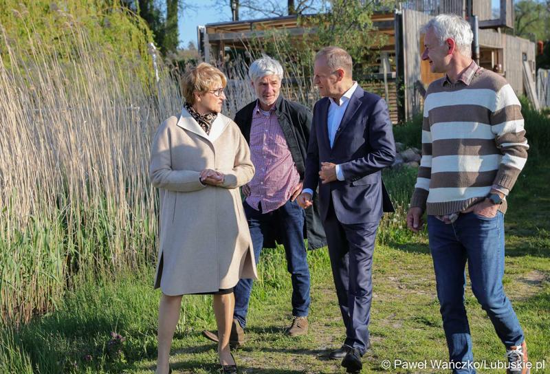 12 maja 2023 r. przy Przystani Tu w Cigacicach marszałek Elżbieta Anna Polak oraz przewodniczący Platformy Obywatelskiej i były premier Donald Tusk spotkali się z przedsiębiorcami związanymi z Odrą