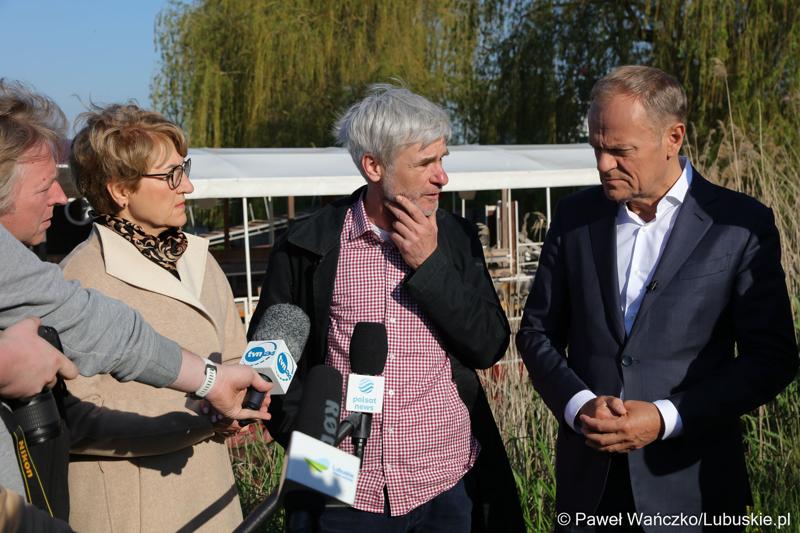 12 maja 2023 r. przy Przystani Tu w Cigacicach marszałek Elżbieta Anna Polak oraz przewodniczący Platformy Obywatelskiej i były premier Donald Tusk spotkali się z przedsiębiorcami związanymi z Odrą