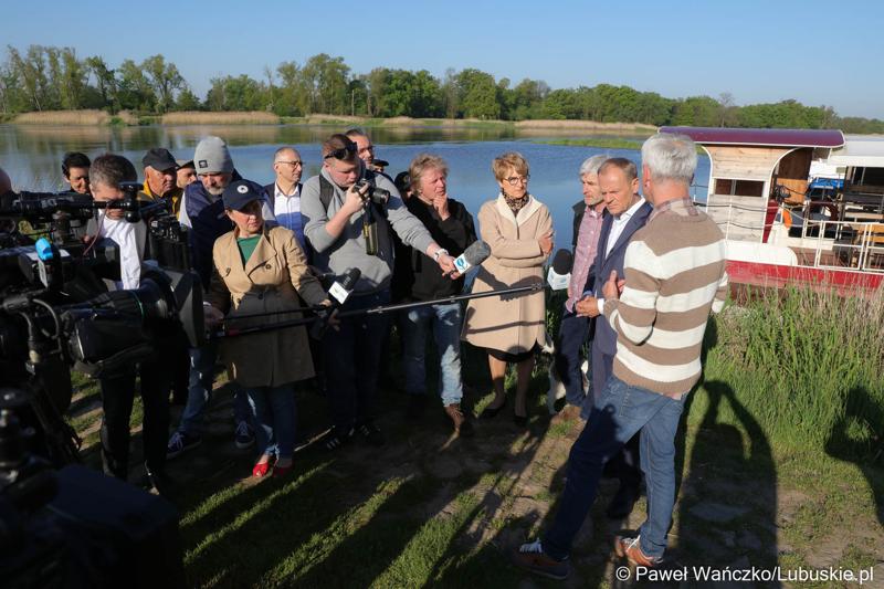 12 maja 2023 r. przy Przystani Tu w Cigacicach marszałek Elżbieta Anna Polak oraz przewodniczący Platformy Obywatelskiej i były premier Donald Tusk spotkali się z przedsiębiorcami związanymi z Odrą