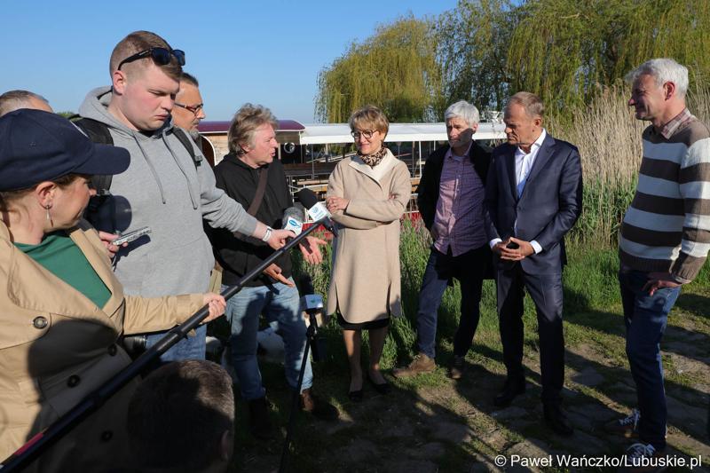 12 maja 2023 r. przy Przystani Tu w Cigacicach marszałek Elżbieta Anna Polak oraz przewodniczący Platformy Obywatelskiej i były premier Donald Tusk spotkali się z przedsiębiorcami związanymi z Odrą