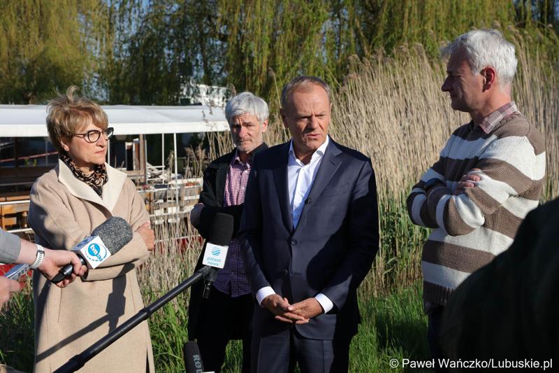 12 maja 2023 r. przy Przystani Tu w Cigacicach marszałek Elżbieta Anna Polak oraz przewodniczący Platformy Obywatelskiej i były premier Donald Tusk spotkali się z przedsiębiorcami związanymi z Odrą