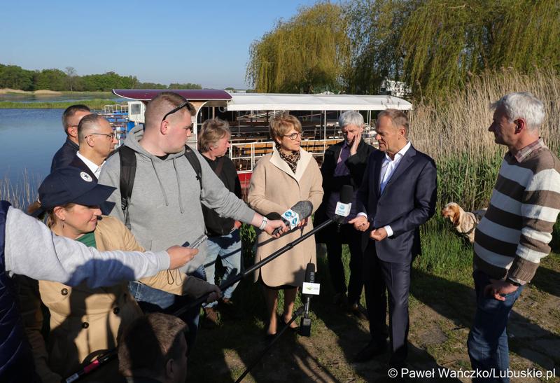 12 maja 2023 r. przy Przystani Tu w Cigacicach marszałek Elżbieta Anna Polak oraz przewodniczący Platformy Obywatelskiej i były premier Donald Tusk spotkali się z przedsiębiorcami związanymi z Odrą