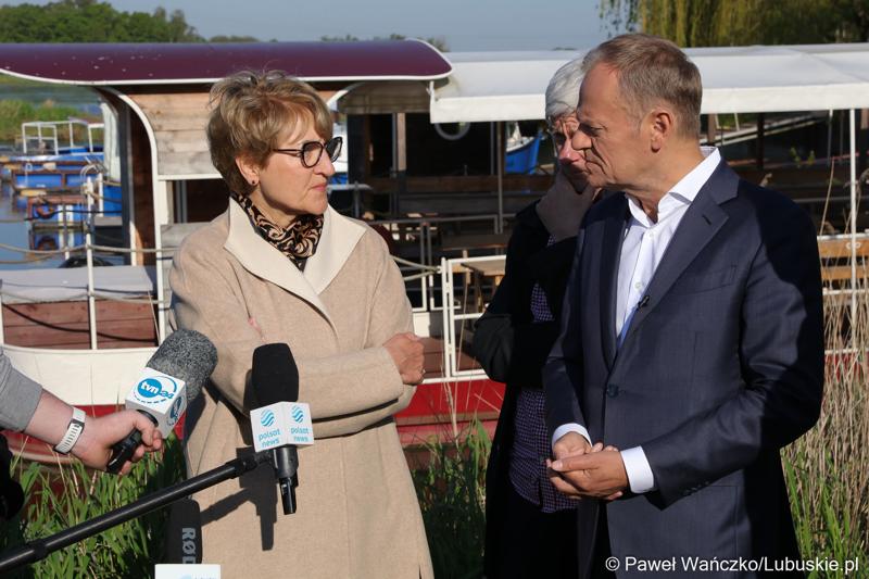 12 maja 2023 r. przy Przystani Tu w Cigacicach marszałek Elżbieta Anna Polak oraz przewodniczący Platformy Obywatelskiej i były premier Donald Tusk spotkali się z przedsiębiorcami związanymi z Odrą