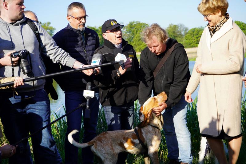 12 maja 2023 r. przy Przystani Tu w Cigacicach marszałek Elżbieta Anna Polak oraz przewodniczący Platformy Obywatelskiej i były premier Donald Tusk spotkali się z przedsiębiorcami związanymi z Odrą