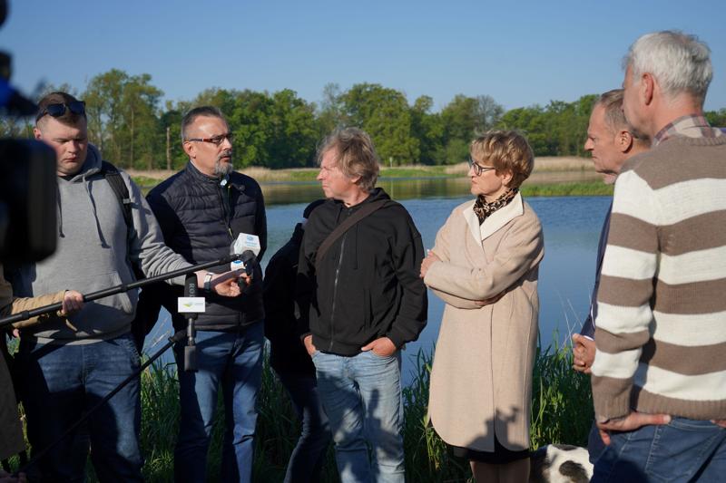 12 maja 2023 r. przy Przystani Tu w Cigacicach marszałek Elżbieta Anna Polak oraz przewodniczący Platformy Obywatelskiej i były premier Donald Tusk spotkali się z przedsiębiorcami związanymi z Odrą