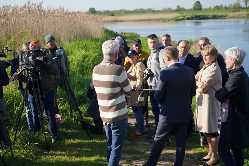 12 maja 2023 r. przy Przystani Tu w Cigacicach marszałek Elżbieta Anna Polak oraz przewodniczący Platformy Obywatelskiej i były premier Donald Tusk spotkali się z przedsiębiorcami związanymi z Odrą
