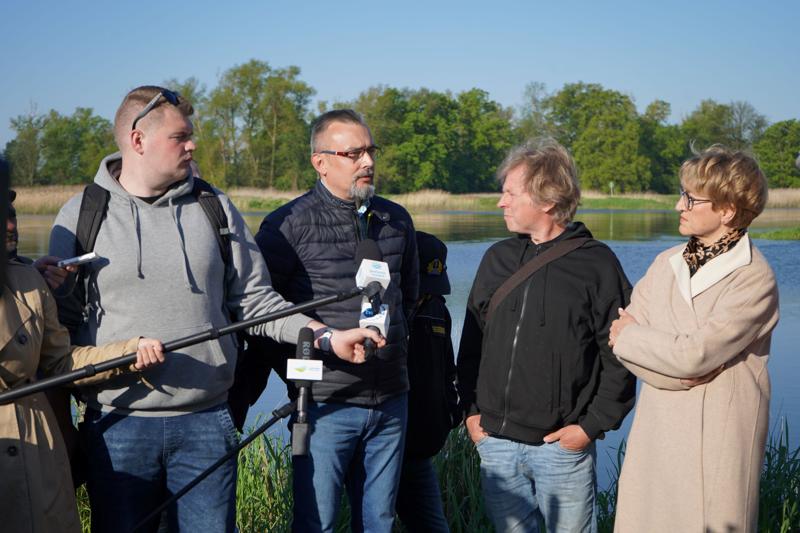 12 maja 2023 r. przy Przystani Tu w Cigacicach marszałek Elżbieta Anna Polak oraz przewodniczący Platformy Obywatelskiej i były premier Donald Tusk spotkali się z przedsiębiorcami związanymi z Odrą