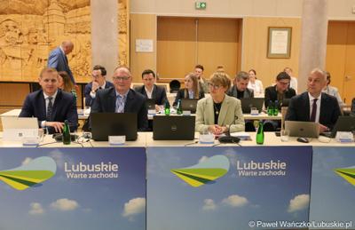 Członkowie zarządu woj. lubuskiego podczas majowej Sesji Sejmiku Województwa Lubuskiego. Od lewej: Łukasz Porycki, Stanisław Tomczyszyn, Elżbieta Anna Polak oraz Marcin Jabłoński