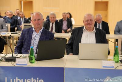 Radni wojewódzcy podczas majowej Sesji Sejmiku Województwa Lubuskiego: Zbigniew Kołodziej (z lewej) i Jan Świrepo