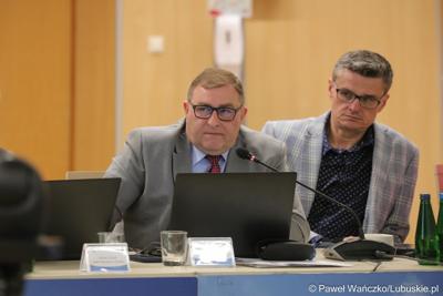Radni wojewódzcy podczas majowej Sesji Sejmiku Województwa Lubuskiego: Grzegorz Potęga (z lewej) i Sebastian Ciemnoczołowski