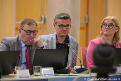 Radni wojewódzcy podczas majowej Sesji Sejmiku Województwa Lubuskiego: Grzegorz Potęga (z lewej),  Sebastian Ciemnoczołowski oraz Małgorzata Słowińska-Paluch