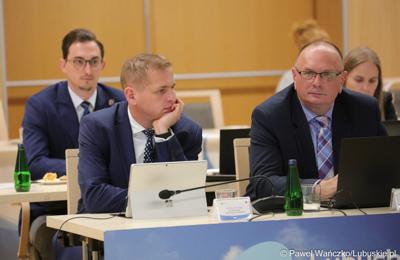 Wicemarszałkowie woj. lubuskiego Łukasz Porycki (z lewej) i Stanisław Tomczyszyn