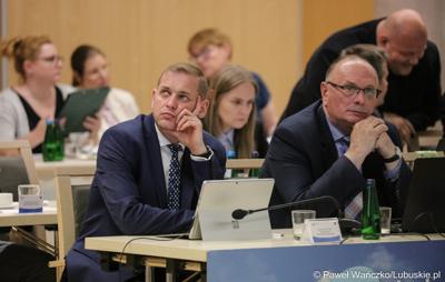 Członkowie zarządu woj. lubuskiego podczas majowej Sesji Sejmiku Województwa Lubuskiego. Od lewej: Łukasz Porycki i Stanisław Tomczyszyn