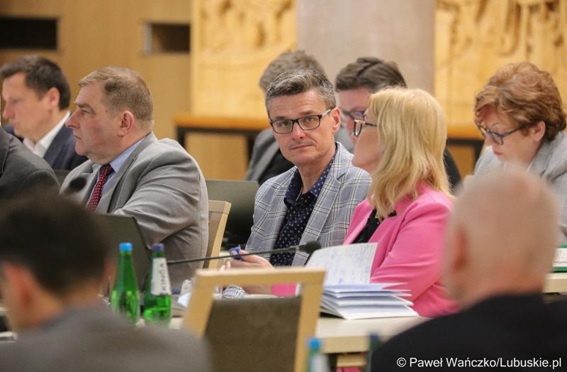 Radni wojewódzcy podczas majowej Sesji Sejmiku Województwa Lubuskiego. W środku Sebastian Ciemnoczołowski.
