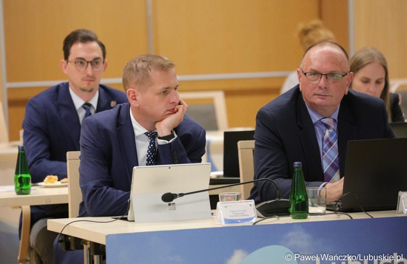 Wicemarszałkowie woj. lubuskiego Łukasz Porycki (z lewej) i Stanisław Tomczyszyn