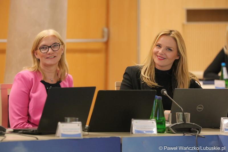 Radne wojewódzkie podczas majowej Sesji Sejmiku Województwa Lubuskiego. Małgorzata Słowińska-Paluch (z lewej) oraz Anna Synowiec