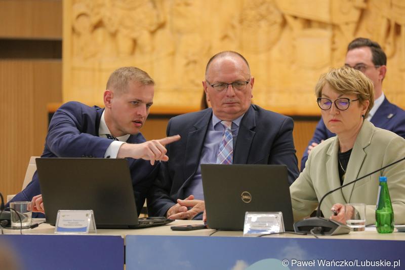 Członkowie zarządu woj. lubuskiego podczas majowej Sesji Sejmiku Województwa Lubuskiego. Od lewej: wicemarszałkowie Łukasz Porycki i  Stanisław Tomczyszyn, oraz marszałek Elżbieta Anna Polak
