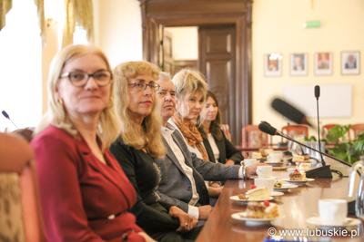 Podpisanie umów - beneficjenci i radna Paluch-Słowińska