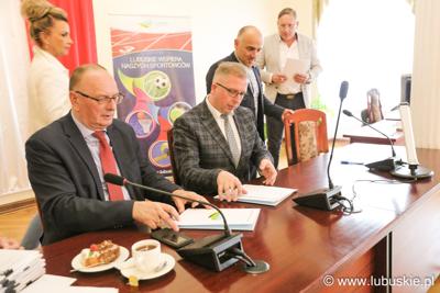 Podpisanie umów z beneficjentami