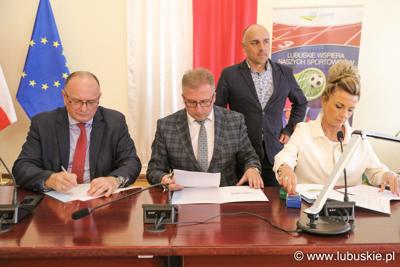 Podpisanie umów z beneficjentami