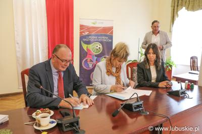 Podpisanie umów z beneficjentami
