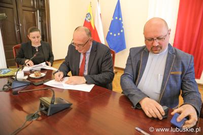 Podpisanie umów z beneficjentami - prafie