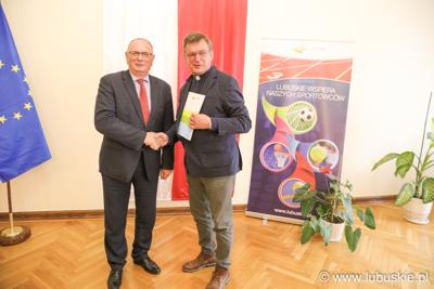 Podpisanie umów z beneficjentami - prafie