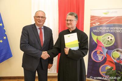 Podpisanie umów z beneficjentami - prafie