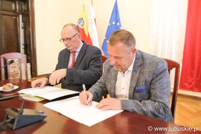 Podpisanie umów z beneficjentami
