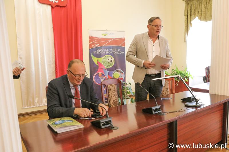 Podpisanie umów - przywitania - S. Tomczyszyn