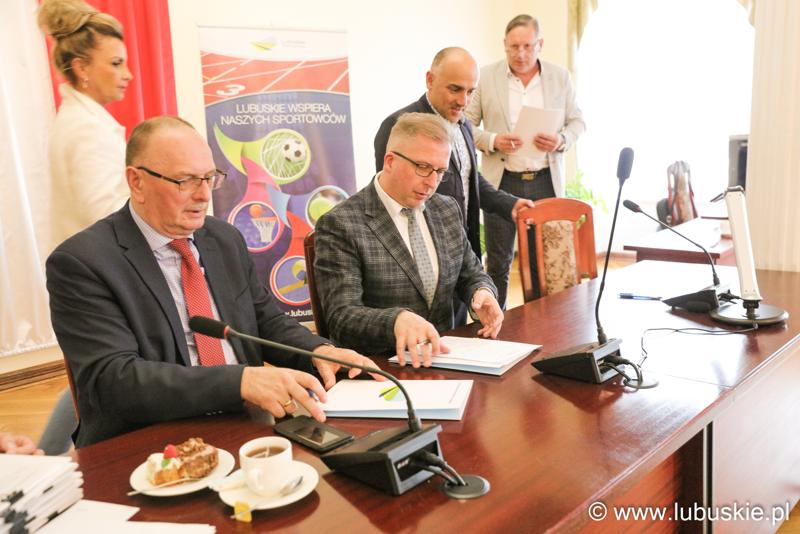 Podpisanie umów z beneficjentami
