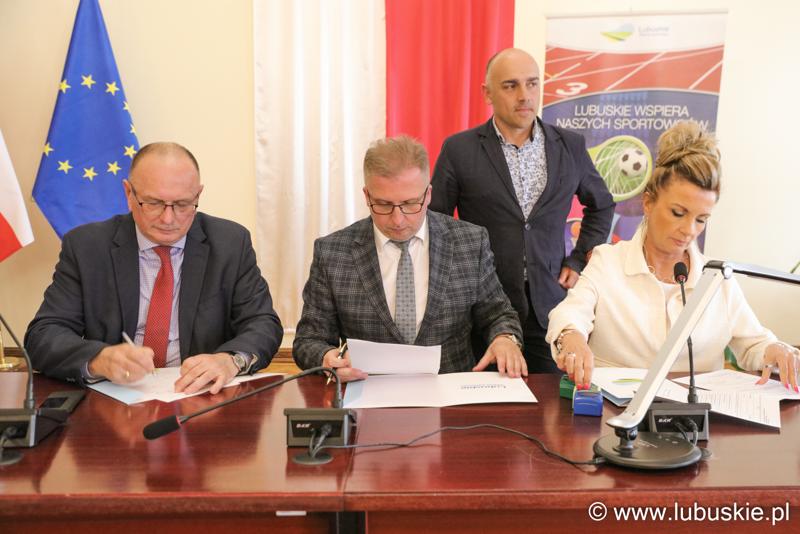 Podpisanie umów z beneficjentami