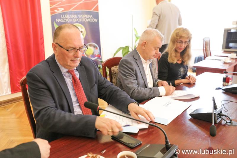 Podpisanie umów z beneficjentami