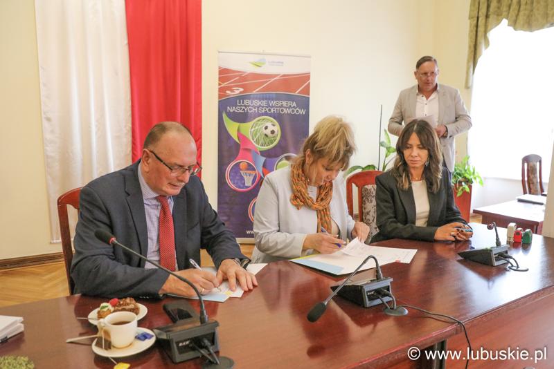 Podpisanie umów z beneficjentami