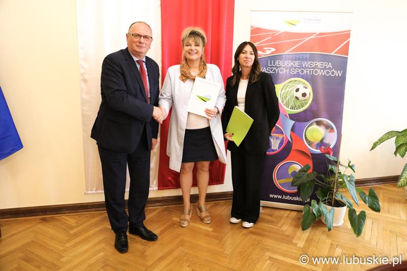 Podpisanie umów z beneficjentami
