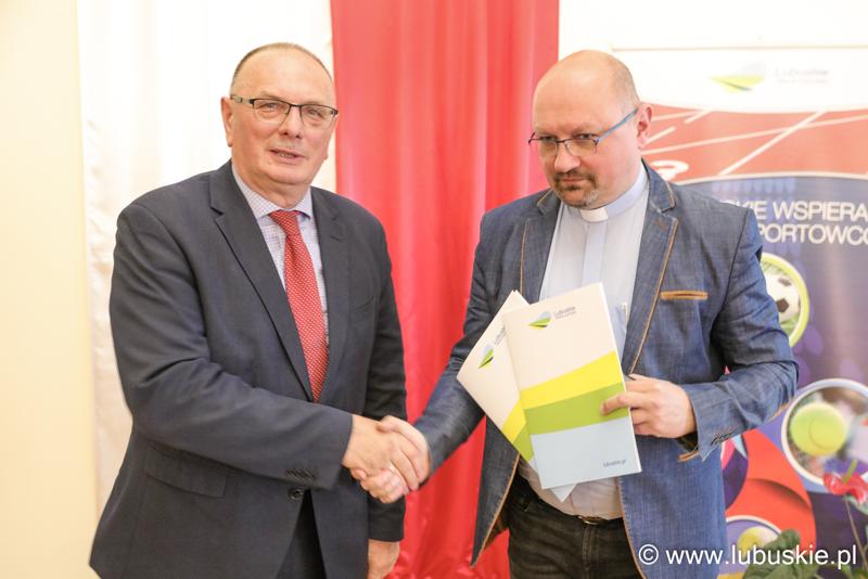 Podpisanie umów z beneficjentami - prafie