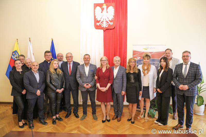 Podpisanie umów z beneficjentami - zdjęcie wspólne