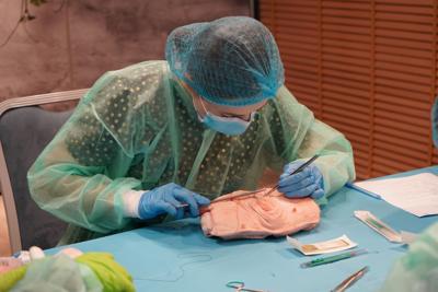 20 maja 2023 r. Collegium Medicum Uniwersytetu Zielonogórskiego i Uniwersytet Medyczny im. Karola Marcinkowskiego w Poznaniu po raz czwarty zorganizowały w Zielonej Górze Mistrzostwa Polski w Szyciu Chirurgicznym