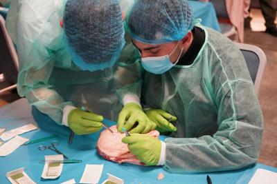 20 maja 2023 r. Collegium Medicum Uniwersytetu Zielonogórskiego i Uniwersytet Medyczny im. Karola Marcinkowskiego w Poznaniu po raz czwarty zorganizowały w Zielonej Górze Mistrzostwa Polski w Szyciu Chirurgicznym