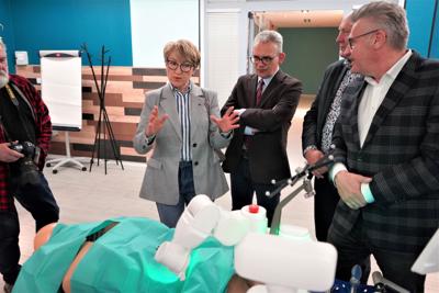 20 maja 2023 r. Collegium Medicum Uniwersytetu Zielonogórskiego i Uniwersytet Medyczny im. Karola Marcinkowskiego w Poznaniu po raz czwarty zorganizowały w Zielonej Górze Mistrzostwa Polski w Szyciu Chirurgicznym