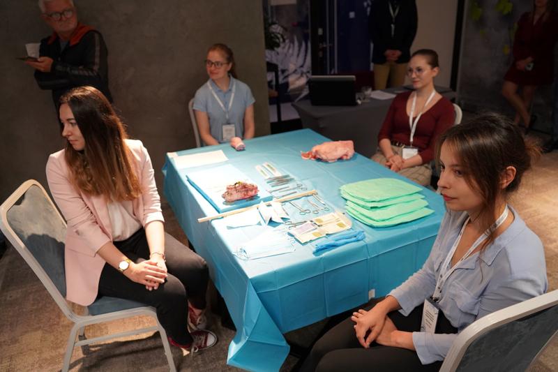 20 maja 2023 r. Collegium Medicum Uniwersytetu Zielonogórskiego i Uniwersytet Medyczny im. Karola Marcinkowskiego w Poznaniu po raz czwarty zorganizowały w Zielonej Górze Mistrzostwa Polski w Szyciu Chirurgicznym