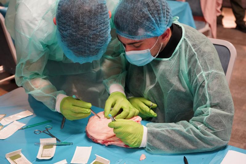 20 maja 2023 r. Collegium Medicum Uniwersytetu Zielonogórskiego i Uniwersytet Medyczny im. Karola Marcinkowskiego w Poznaniu po raz czwarty zorganizowały w Zielonej Górze Mistrzostwa Polski w Szyciu Chirurgicznym