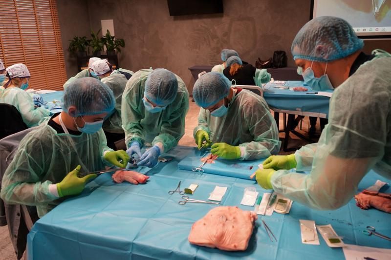20 maja 2023 r. Collegium Medicum Uniwersytetu Zielonogórskiego i Uniwersytet Medyczny im. Karola Marcinkowskiego w Poznaniu po raz czwarty zorganizowały w Zielonej Górze Mistrzostwa Polski w Szyciu Chirurgicznym