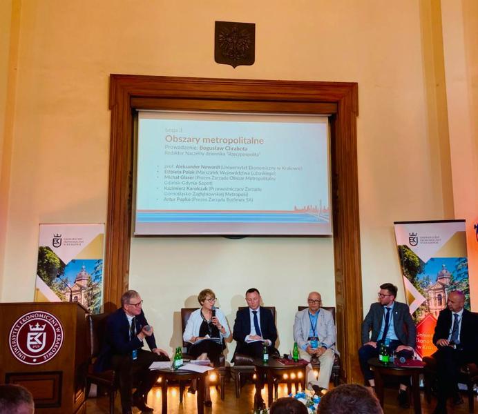 W poniedziałek 22 maja 2023 r. marszałek województwa lubuskiego Elżbieta Anna Polak wystąpiła na Seminarium Samorządowym „Polskie Metropolie” w Krakowie