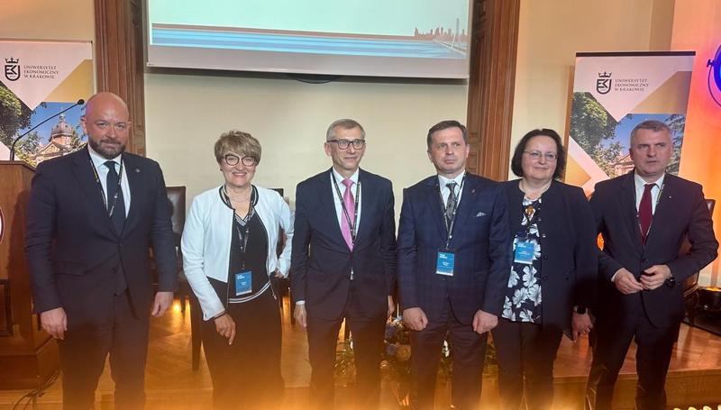 W poniedziałek 22 maja 2023 r. marszałek województwa lubuskiego Elżbieta Anna Polak wystąpiła na Seminarium Samorządowym „Polskie Metropolie” w Krakowie