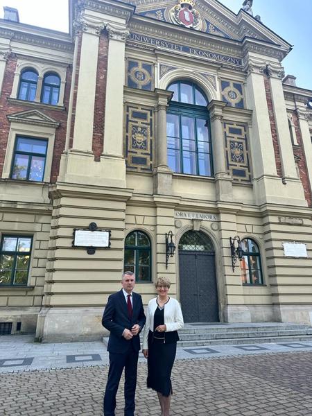 W poniedziałek 22 maja 2023 r. marszałek województwa lubuskiego Elżbieta Anna Polak wystąpiła na Seminarium Samorządowym „Polskie Metropolie” w Krakowie