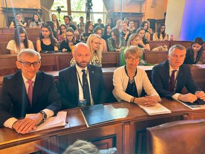 W poniedziałek 22 maja 2023 r. marszałek województwa lubuskiego Elżbieta Anna Polak wystąpiła na Seminarium Samorządowym „Polskie Metropolie” w Krakowie