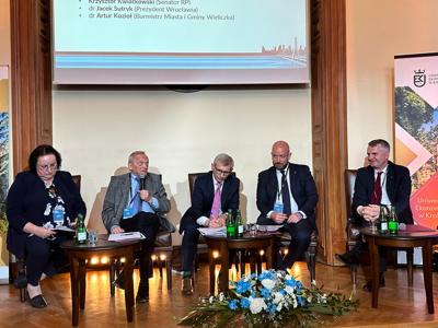 W poniedziałek 22 maja 2023 r. marszałek województwa lubuskiego Elżbieta Anna Polak wystąpiła na Seminarium Samorządowym „Polskie Metropolie” w Krakowie